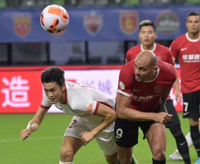 上港客场战胜华夏幸福，稳坐榜首