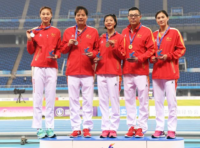 名将发挥神勇，力挺自家队伍获得胜利