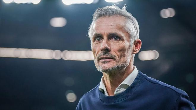 包含沙尔克04主帅公开批评球员，战术调整或将进行的词条